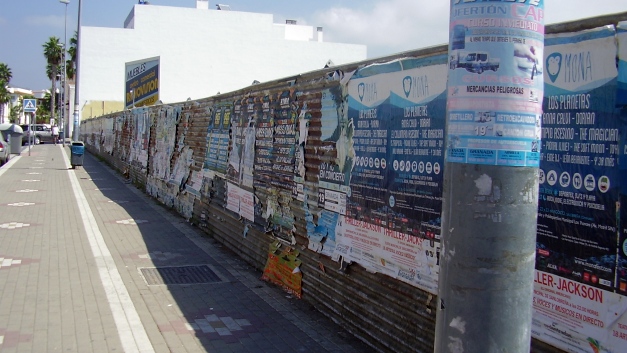 Carteles en la Avenida del Mediterráneo. / Foto: Partido Popular